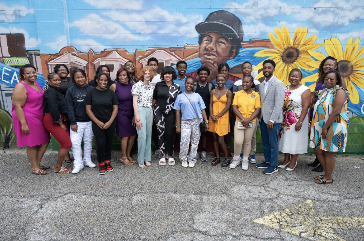 Mayor at YouthWorks mural unveiling